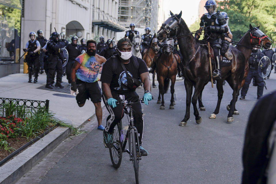 La policía desaloja a manifestantes que se habían reunido para protestar por la muerte de George Floyd de las calles cerca de la Casa Blanca en Washington el lunes 1 de junio de 2020. Floyd murió después de ser inmovilizado por policías de Minneapolis. (AP Foto/Evan Vucci)