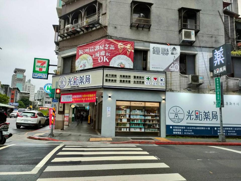 ▲信義區的角窗店面,飲料店空置一段時間,近期由連鎖藥局接手。（圖／NOWnews資料照片）