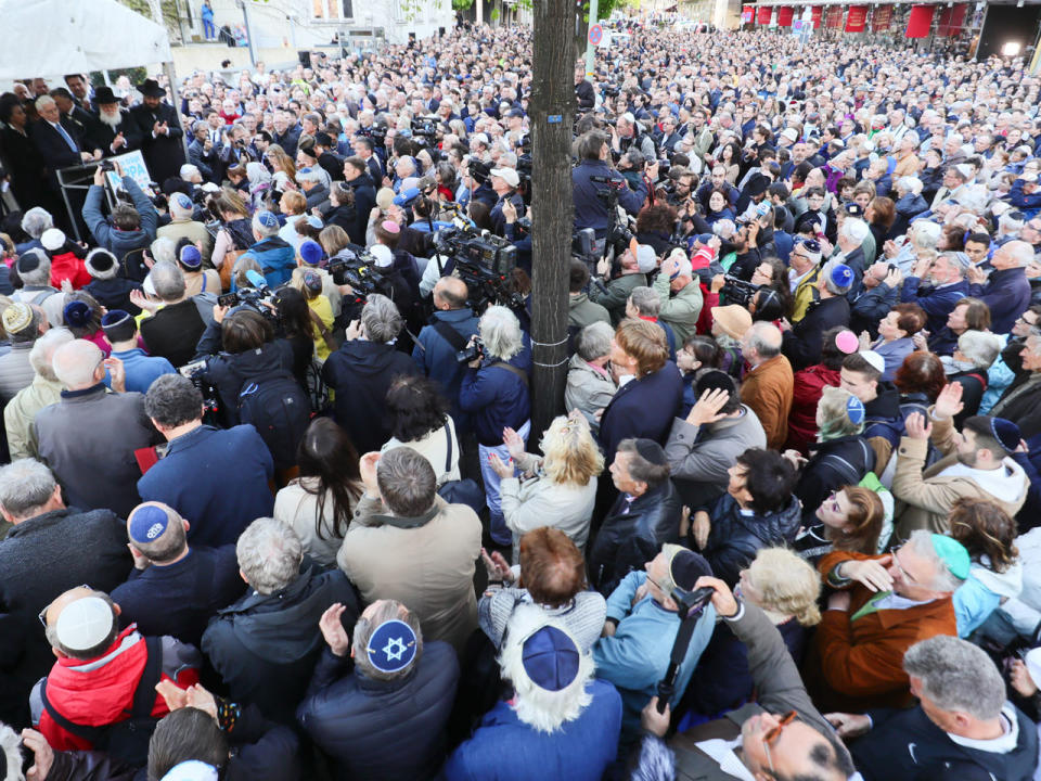 “Berlin trägt Kippa”: Über 2.000 Bürger setzen in Berlin ein Zeichen gegen Judenfeindlichkeit. Foto: Michael Kappeler/dpa