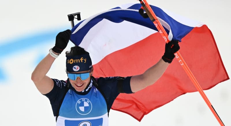 French biathlete Julia Simon celebrates winning the gold medal after the women's 4 x 6 km relay of the Biathlon World Championships. Hendrik Schmidt/dpa