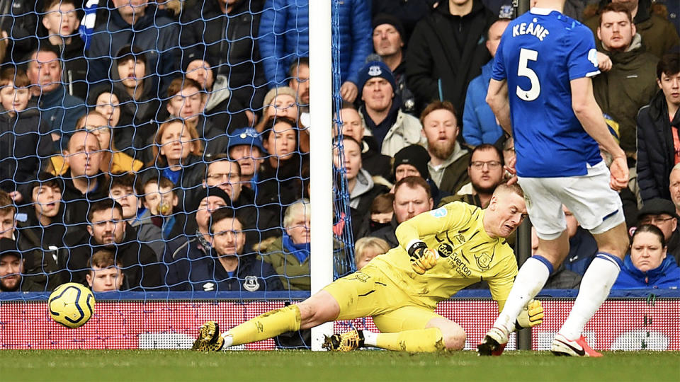 Everton's English goalkeeper Jordan Pickford lets a shot from Crystal Palace's Zaire-born Belgian striker Christian Benteke (not pictured) go through him. (Photo by Oli SCARFF / AFP)