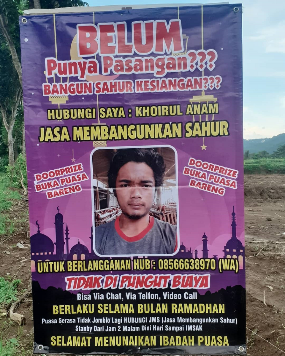 An Indonesian man is offering wake-up call for his countrymen in Indonesia in conjunction with Ramadan. ― Picture via Instagram/ anam_chenel