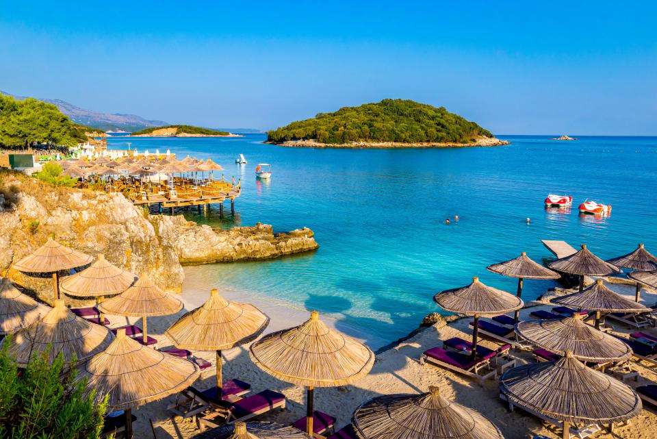 Der Ksamil Strand ist ein beliebter Badeort in Albanien. - Copyright: Getty Images / Marius Roman