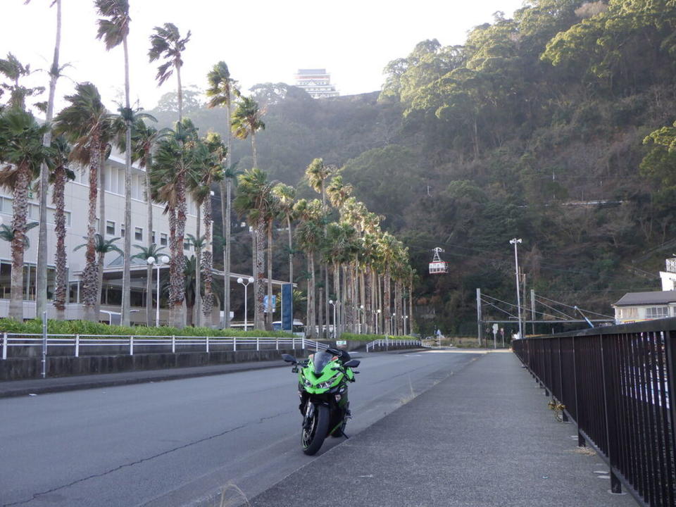 ▲在熱海港，熱海城、纜車、椰子樹和摩托車。