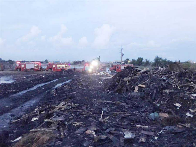 彰化縣大城鄉東港村三林橋附近農地堆積的垃圾山，狂燒3天2夜，總算撲滅。（圖／彰化縣政府提供）