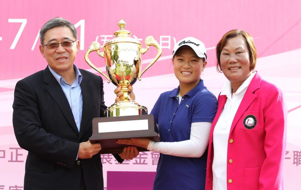 程思嘉奪下女子總冠軍，取得LPGA台灣賽外卡。(高協提供)