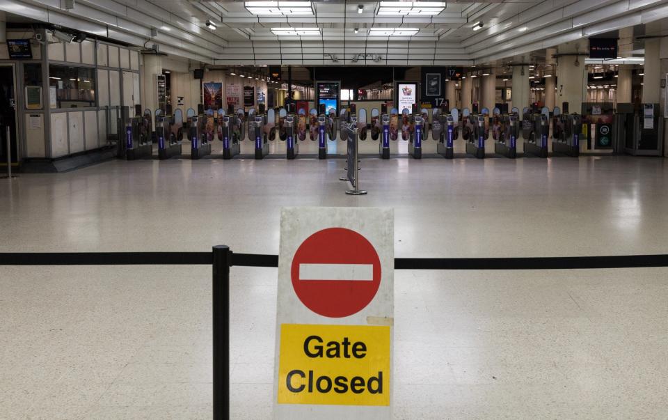 Closed platform at Victoria railway station on the third day of the biggest national rail strike in Britain in 30 years in London, United Kingdom on June 25, 2022 - Anadolu Agency