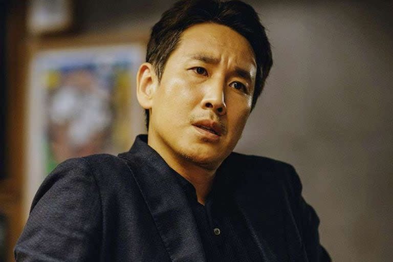 Lee Sun-kyun, en una escena de Parasite