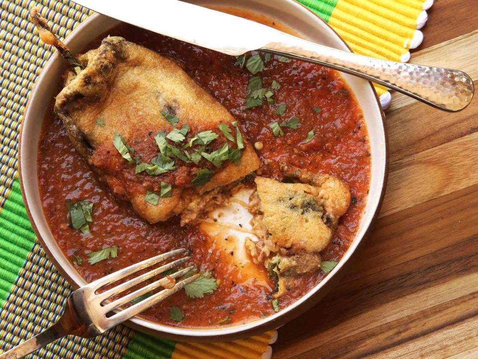 Los chiles rellenos de picadillo de quinoa son una versión vegana de comida mexicana deliciosa