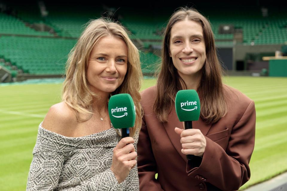 "Der heilige Rasen von Wimbledon - ich freue mich auf das Turnier und noch viel mehr, dass ich diesmal als Expertin dabei bin und die Stimmung von Wimbledon aus einer anderen Perspektive erleben werde", sagt Andrea Petkovic (rechts, mit Daniela Hanturchova). (Bild: Amazon Prime Video)