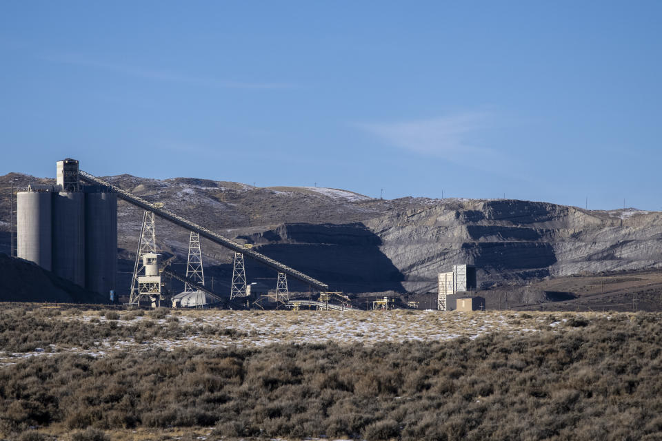 KEMMERER, WY - 22 DE NOVEMBRO: Uma mina de carvão operada pela Westmoreland Coal é vista em 22 de novembro de 2022 em Kemmerer, Wyoming. O carvão da mina é usado para operar a usina de energia de Naughton, que será desativada em 2025. A mina continuará operando. (Foto de Natalie Behring/Getty Images)