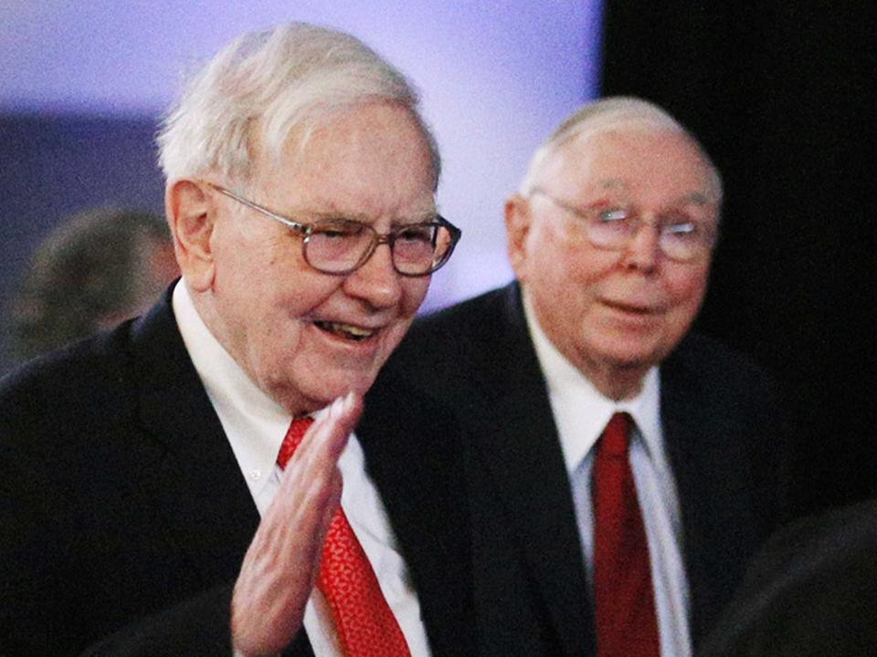 Charlie Munger (im Hintergrund) mit seinem Partner Warren Buffett.  - Copyright: Getty Images