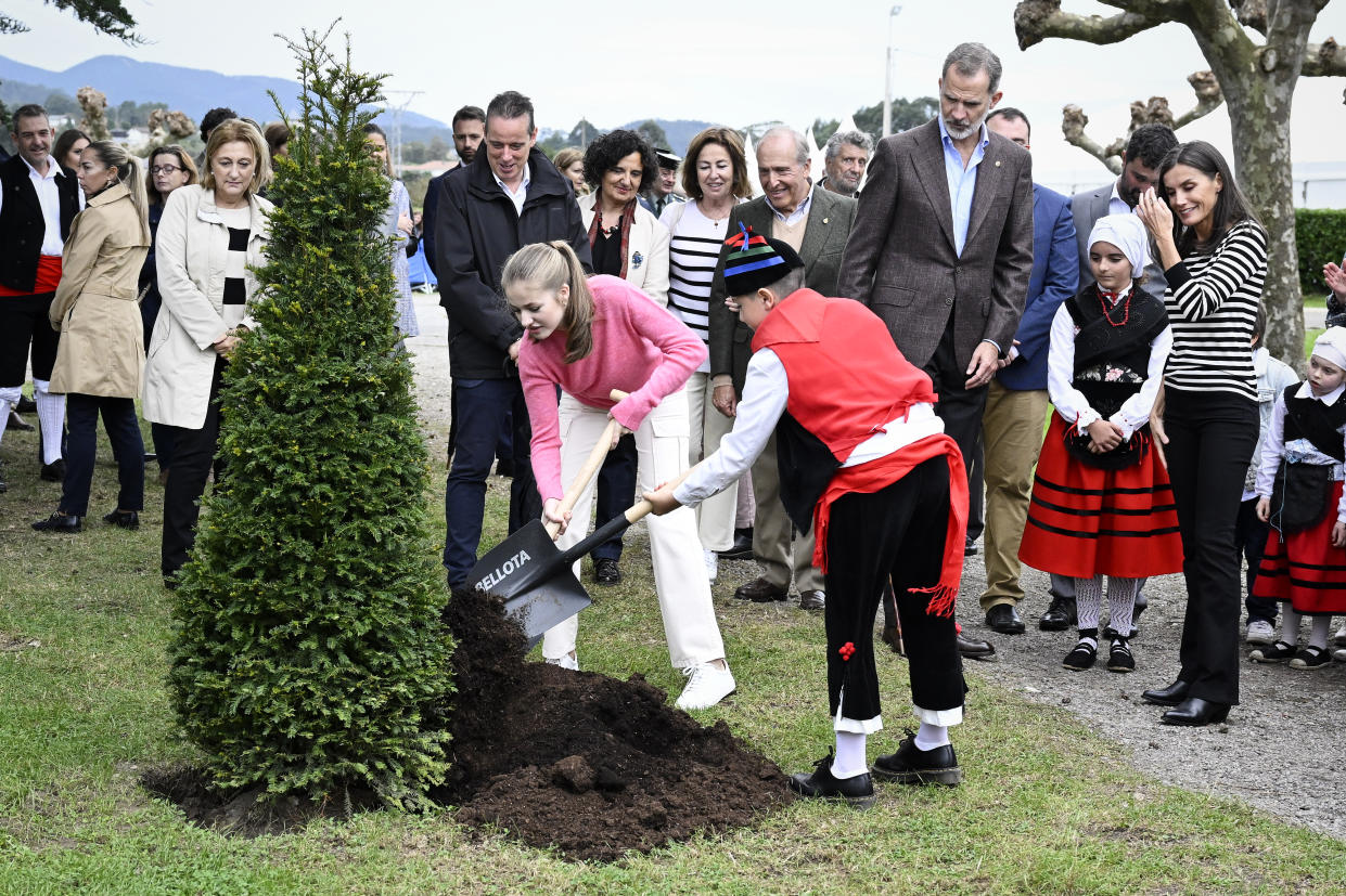 ASTURIAS, SPAIN - OCTOBER 29: Crown Princess Leonor of Spain, King Felipe VI of Spain and Queen Letizia of Spain visit to Cadavedo, which has been honoured as the 2021 Best Asturian Village, the day after the 'Princesa de Asturias' Awards on October 29, 2022 in Asturias, Spain. (Photo by Carlos Alvarez/Getty Images)