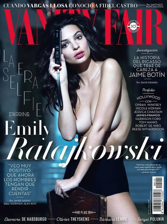 <p>Wenn sich jemand nackt perfekt in Pose setzen kann, dann ist es wohl Model Emily Ratajkowski. Die Beauty, die durch ihren hüllenlosen Auftritt im Musikvideo zu “Blurred Lines” weltweit berühmt wurde, zeigte sich auf dem Cover der spanischen “Vanity Fair” gewohnt sexy. (Bild: Vanity Fair) </p>