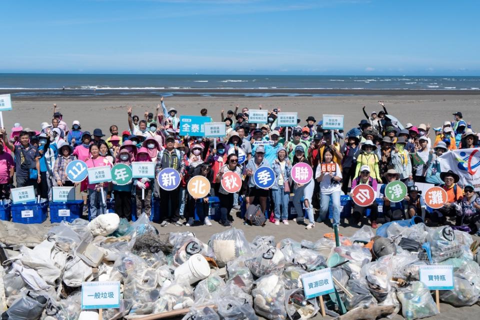 《圖說》新北市環保局今日辦理112年秋季淨灘活動，逾600人響應，清出666公斤海廢。〈環保局提供〉
