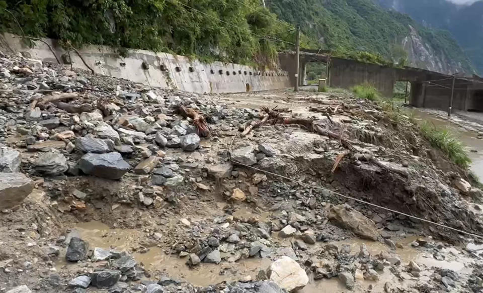 <strong>邊坡土石不堪大雨造成坍方，目前相關單位已前往搶修，但無法預計何時可恢復正常通車。（圖／中天新聞）</strong>