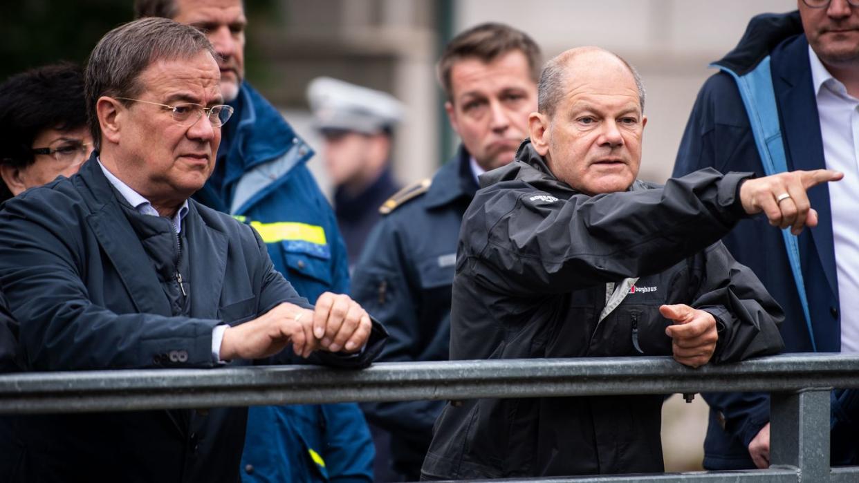 Die Kanzlerkandidaten von Union und SPD, Armin Laschet und Olaf Scholz, bei einem Besuch der Flutgebiete in Nordrhein-Westfahlen.