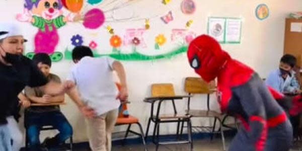 Maestra disfrazada de Spider-Man enseña cumbia a sus alumnos y se vuelve  viral