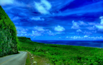 Guam : le pays où les routes sont faites de coraux. Guam est une île état dans l'Océan Pacifique. Recouverte de végétation, il y a trop peu de sable pour risquer de fragiliser les côtes. Les habitants ont depuis toujours su apprivoiser le corail. Mélangé à de l'huile, il constitue les routes qui traversent l'état du Guam.