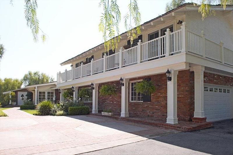 Miley Cyrus to sell Hidden Hills equestrian mansion