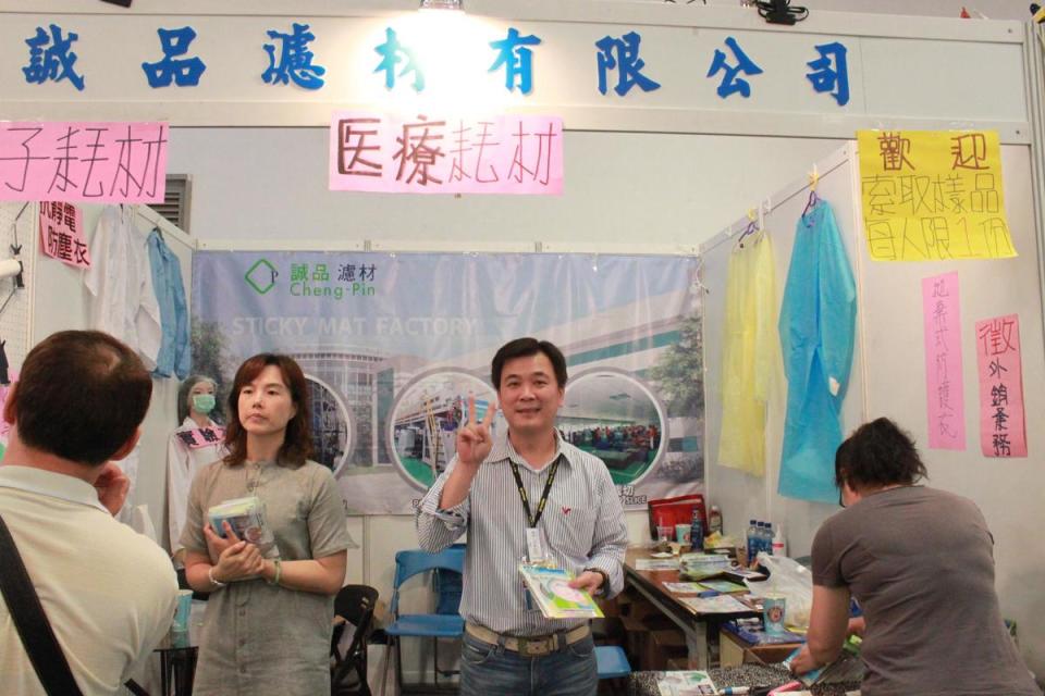 陳勇志（右2）成立台灣康匠前是販售無塵室耗材的貿易商，常需參加展覽招攬生意。（陳勇志提供）