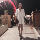 <p>"Disfrutando de Buenos Aires y toda su magia", escribió la modelo y conductora, mientras se paseaba por la ciudad con un vestido camisero blanco y sandalias con plataforma y tachas. – Foto: Instagram.com/lulifernandezok </p>