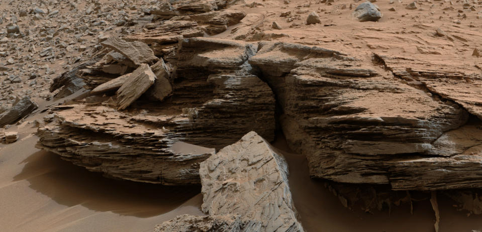 <p>Ebenfalls von “Curiosity” stammt diese Aufnahme vom 8. Dezember 2014, auf der gleich mehrere Gesteinsformationen zu sehen sind. (Bild: NASA/JPL-Caltech/MSSS) </p>