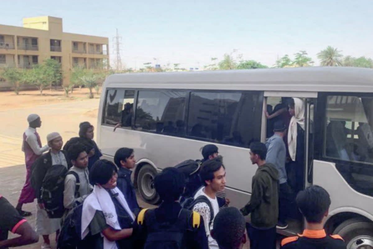 ndonesian nationals being evacuated by bus from Khartoum to Port Sudan (INDONESIAN FOREIGN MINISTRY/AFP)