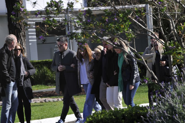 Amigos y familiares acompañaron a Fady, madre del conductor fallecido, en este duro momento de pérdida