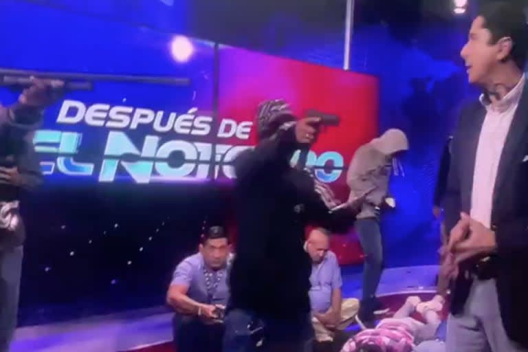 Ecuador el video del golpe comando de un grupo de atacantes a un canal