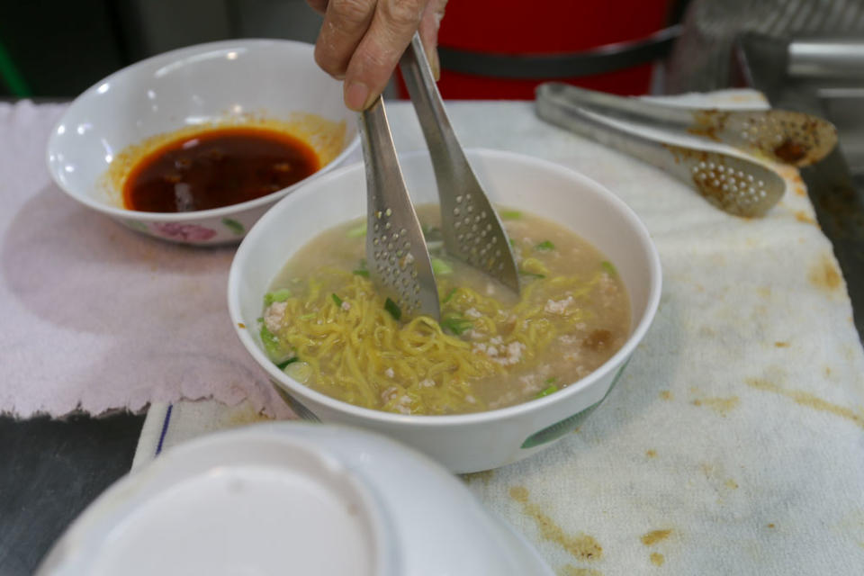 Xiang Xiang Traditional Minced Pork Noodles 8 - preparing soup bak chor mee