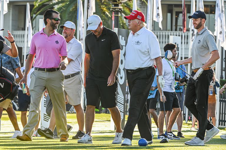 El expresidente de Estados Unidos, Donald Trump, junto con sus hijos, Donald Trump Jr. y Eric Trump, juegan al golf en el club de golf Trump National Doral Miami el 27 de octubre de 2022 en Miami, Florida