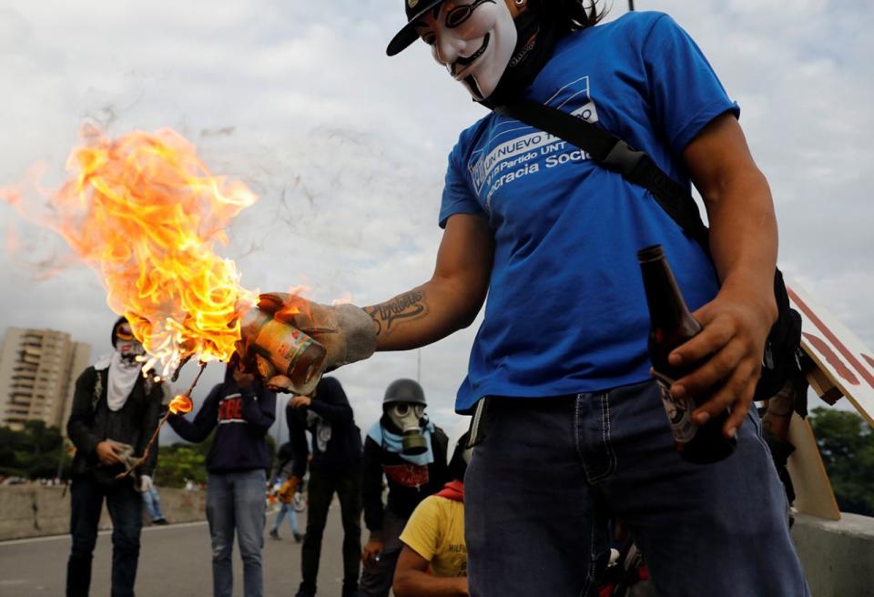 FOTOS: Ingenios de la oposición para protestar y defenderse en Venezuela