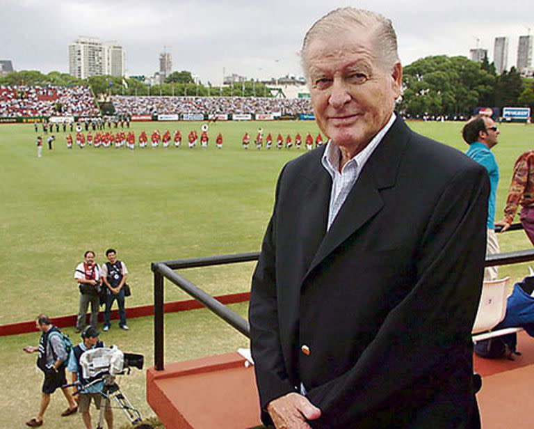 Una foto de 2007 de Juan Carlos Harriott (h.) delante de la cancha en la que tantas veces se glorificó: la 1 de Palermo.