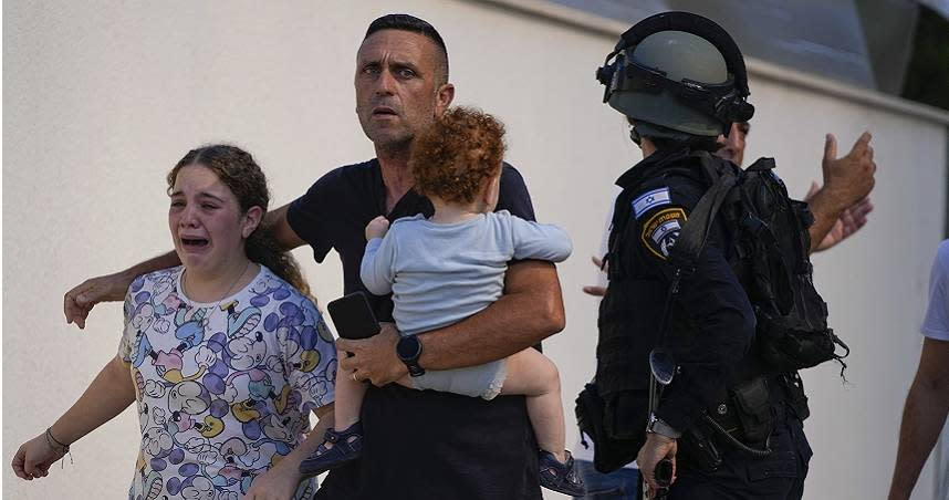 以色列警察疏散民眾。（圖／達志／美聯社，下同）