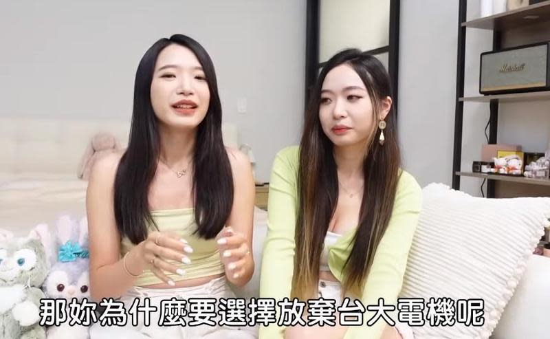 Youtuebr「Kelly Tsai」（圖左）邀姊姊Minnie拍攝，分享為何放棄台大電機，就讀港大精算系。（翻攝YT頻道「Kelly Tsai」）
