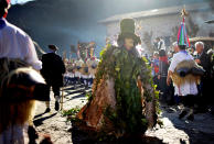 <p>Beim Karnevalsumzug im baskischen Dorf Ituren werden traditionell gruselige Kostüme zur Schau getragen. Im Mittelpunkt der spanischen Parade stehen die Joaldunak-Tänzer, die mit ihren Glocken böse Geister vertreiben und den Frühling erwecken sollen. (Bild: Reuters </p>