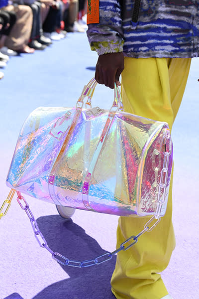 <p>Bastante amplia y completamente tornasol es como Louis Vuitton visualiza estas bolsas para los hombres en su nueva colección. Foto: Pascal Le Segretain/Getty Images </p>