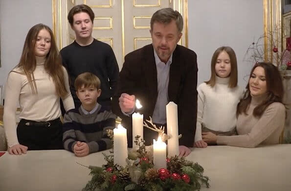 The family was all smiles as Frederik lit the four candles and wished everyone a happy Christmas. Photo: Instagram/detdanskekongehus 