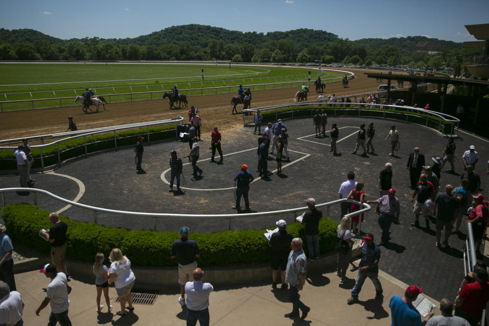 Gente asiste a una carrera en Belterra Park en Cincinnati, Ohio, el 3 de junio de 2022. (Maddie McGarvey/The New York Times)
