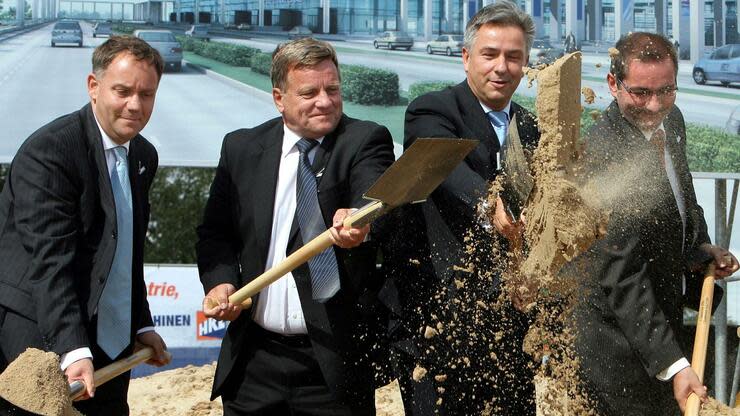 2006 erfolgte der Spatenstich für den BER mit dem damaligen Airportchef Rainer Schwarz, Ex-Bahn-Chef Hartmut Mehdorn und den Ex-Regierungschefs Klaus Wowereit (SPD, Berlin) Matthias Platzeck (SPD, Brandenburg). Foto: dpa