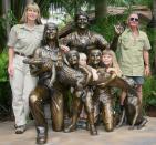 <p>Und wer strahlt hier so schön mit seiner Familie um die Wette? Es ist Steve Irwin, der legendäre australische "Crocodile Hunter". (Bild: Bradley Kanaris/Getty Images)</p>