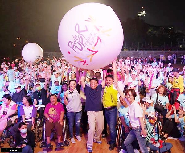 脊損者全國運動大會的選手之夜演唱會，屏東縣長潘孟安（中）與台下民眾互拋象徵讓愛傳承的LED發光大球，感受屏東的熱情。（記者陳真攝）