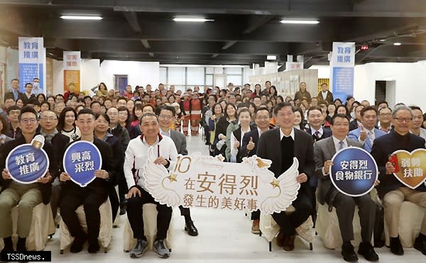 安得烈慈善協會十周年侯友宜蒞臨祝福以兩座山勉勵，前排右三為協會創辦人魏悌香牧師。<br /><br />（圖：新北社會局提供）