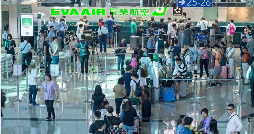 2019年長榮航空空服員前後長達17天的罷工，造成長榮航空損失約40億元。圖為罷工第一天在桃園機場等候轉簽的旅客在長榮櫃台前大排長龍。（圖／報系資料）