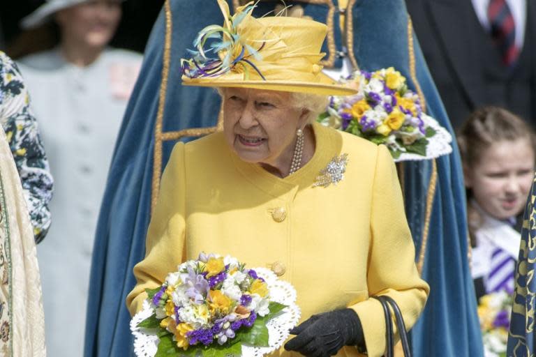 The Queen wears yellow for Maundy Thursday service at St George's Chapel