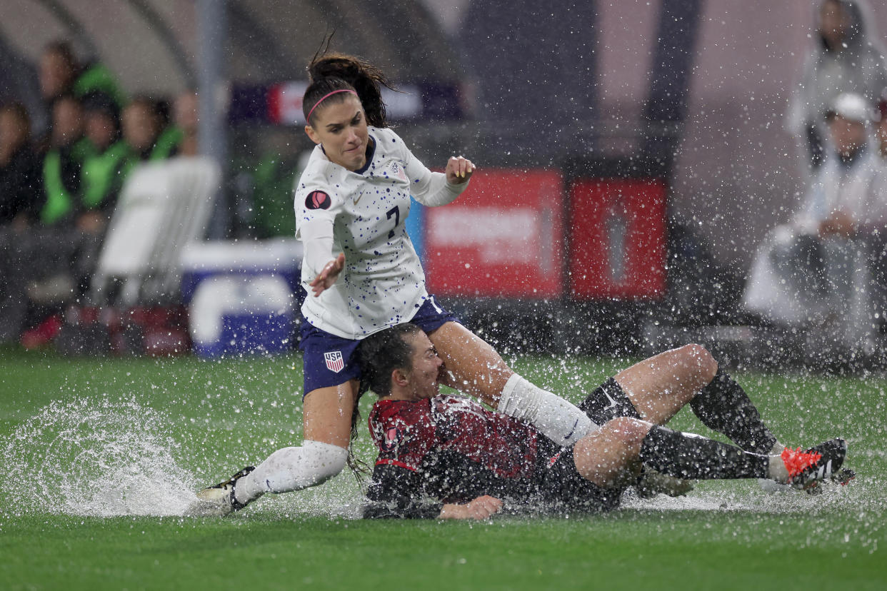 Esta barrida de Vanessa Gilles, defensa de Canadá, sobre la estadounidense Alex Morgan ilustra el riesgo de lesiones potenciales en un campo tan encharcado con el del Snapdragon Stadium en las Semifinales de la W Gold Cup. (Foto: Sean M. Haffey/Getty Images)