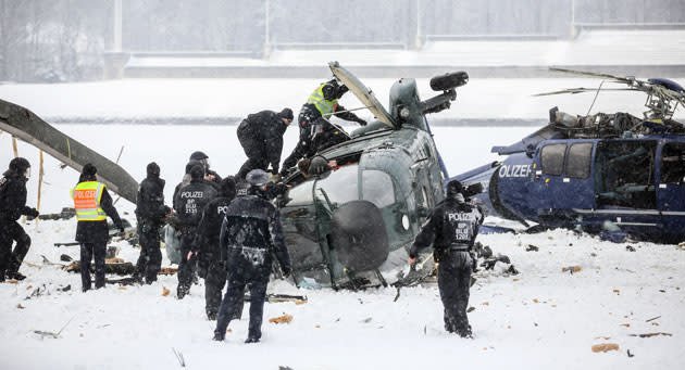 Während einer Übung der Bundespolizei auf dem S-Bahnhof Olympiastadion kam es während der Landung zweier Hubschrauber zu einer Kollision. Rettungskräfte bergen die Verletzten. (Bild: dpa)
