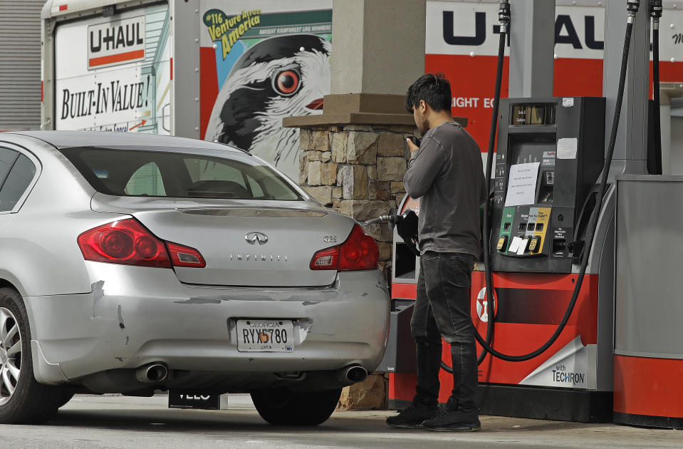 Un cliente bombea gasolina en una estación que se ha quedado sin combustible sin plomo y de grado medio, y tiene un límite de $ 20.00 en combustible de grado superior, el martes 11 de mayo de 2021 en Atlanta. Los futuros de la gasolina están subiendo tras un intento de ciberextorsión en el Colonial Pipeline, un gasoducto estadounidense vital que transporta combustible desde la costa del Golfo hasta el noreste. (Foto AP / Ben Margot)