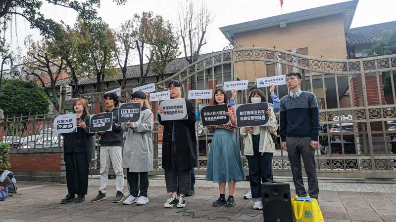 台大、政大、中正、南華、成大、中山六所大學學生會齊聲呼籲正視遊蕩犬議題。（台大學生會提供）